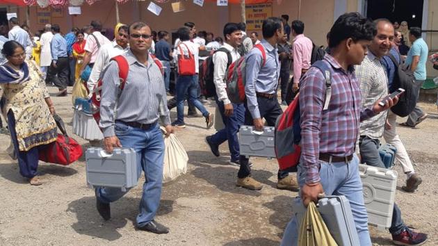 Polling officials carrying the Electronic Voting Machine (EVM) and other necessary belongings for the General Elections-2019, at the distribution centre in Saharanpur on Wednesday. (HT) Polling officials carrying the Electronic Voting Machine (EVM) and other necessary belongings for the General Elections-2019, at the distribution centre in Saharanpur on Wednesday. (HT)
