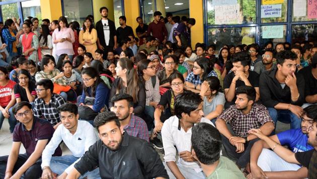 Junior doctors are demonstrating during their strike from three days in support of their demands at the campus of Indira Gandhi Institute of Medical Sciences (IGIMS) in Patna. Bihar India on Wednesday April 10,2019.(Photo by Santosh Kumar/Hindustan Times)