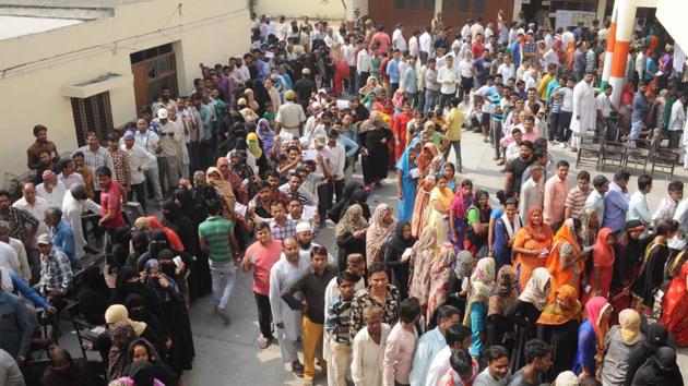 Muzaffarnagar voters in queue to cast their vote (HT) Muzaffarnagar voters in queue to cast their vote (HT)