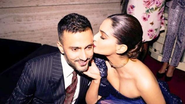 Sex Of Sonam Kapoor Anuja On Xnxx - Sonam Kapoor walks hand in hand with husband Anand Ahuja in this cute video.  Watch | Bollywood - Hindustan Times