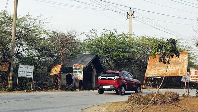 A security post at Gairatpur Bas, which was found unmanned on Thursday, is in a dilapidated condition.(Parveen Kumar/ht photo)