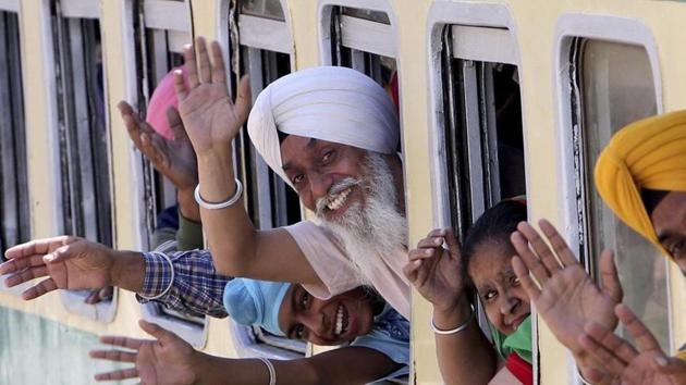 As many as 872 devotees had applied for Pakistan visa this year, 33 of whom were rejected.(HT Photo) As many as 872 devotees had applied for Pakistan visa this year, 33 of whom were rejected.(HT Photo)