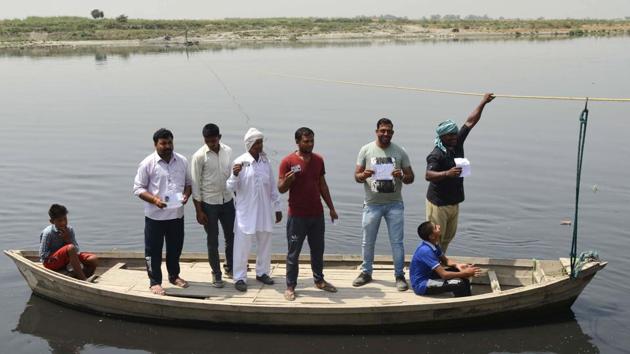 At least 21 of the 28 voters from Noida’s Dalelpur village turned up for voting at the nearest polling station in Sector 168 on Thursday, on a boat arranged by the district administration. (HT Photo) At least 21 of the 28 voters from Noida’s Dalelpur village turned up for voting at the nearest polling station in Sector 168 on Thursday, on a boat arranged by the district administration. (HT Photo)