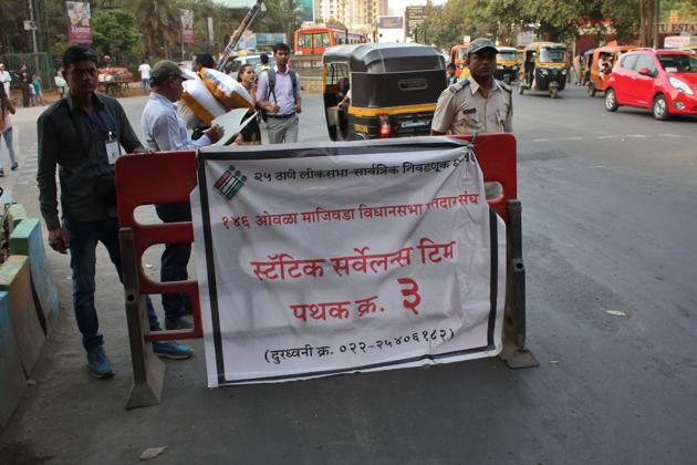 Election squad checking vehicles at Patalipada, Ghodbunder Road, Thane on Friday.(Praful Gangurde/ HT Photo)