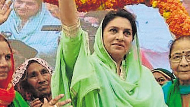 Naina Chautala, the Dabwali MLA and mother of JJP leader Dushyant Chautala, may be fielded by the party from the Hisar Lok Sabha constituency.(HT File Photo)