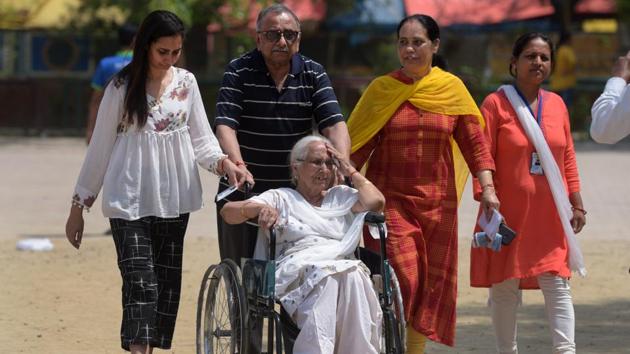 Voters arrive to cast their votes, at Sector 12, in Noida, Uttar Pradesh. Voter turnout varied from state-to-state on Thursday, a day on which the two principal contestants, the ruling Bharatiya Janata Party (BJP) and the Congress both voiced confidence that they had set off on the course of victory. (Mohd Zakir / HT Photo)