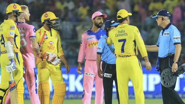 Players of Chennai Super Kings in yellow, and Rajasthan Royals discuss with umpires over a no ball.(AP)