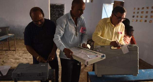 Indian election officials seal voting machines at a polling station during India's general election in Meerut, in the northern Indian state of Uttar Pradesh on April 11, 2019. (AFP file photo) Indian election officials seal voting machines at a polling station during India's general election in Meerut, in the northern Indian state of Uttar Pradesh on April 11, 2019. (AFP file photo)