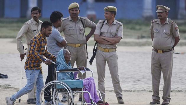 A volunteer helps a differently-abled woman as she arrives to cast her vote, at Degree College in Kairana, Uttar Pradesh. Prime Minister Narendra Modi, the star campaigner for the BJP, and his principal challenger, Congress president Rahul Gandhi, voiced confidence that their parties would emerge victorious, before polling ended in the first phase. (Vipin Kumar / HT Photo)