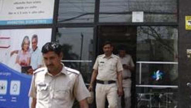 Cops pose as labourers to recover fellow’s stolen car (Yogendra Kumar/HT PHOTO) Cops pose as labourers to recover fellow’s stolen car (Yogendra Kumar/HT PHOTO)