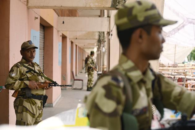 Tight security outside EVM strongroom.(Virendra Singh Gosain/HT PHOTO)
