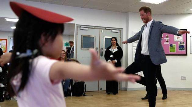 Britain’s Prince Harry, Duke of Sussex (R) takes part in a ballet class for 4 to 6 year olds, while on a visit to YMCA South Ealing in west London, England to learn more about their work on mental health and see how they are providing support to young people in the area. (Adrian Dennis / Pool / AFP) 