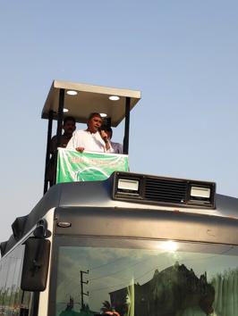 Odisha Chief Minister Naveen Patnaik addressing a crowd from his campaign bus at Hinjili during a roadshow on Saturday.(Debabrata Mohanty/HT PHOTO)