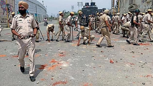 The police used batons, tear gas, stones and even fired in the air to quell the protesting students who allegedly pelted stones at the police. Students were protesting the death of a fellow student, who was crushed by a roadways bus near ITI Chowk on Thrusday.(HT Photo)