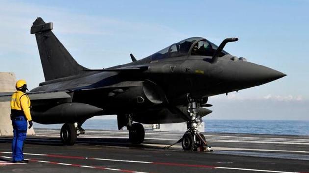 The Congress has been raising the Rafale fighter jet deal on a regular basis in its electoral campaign against the BJP.(REUTERS)