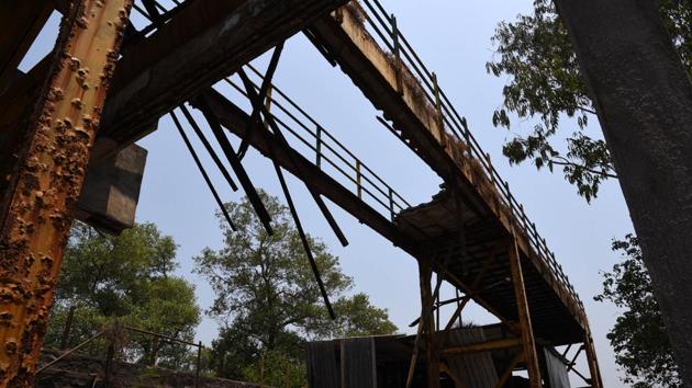 A part of the Vashi FoB , which collapsed on Thursday, injuring two. (Bachchan Kumar/HT) A part of the Vashi FoB , which collapsed on Thursday, injuring two. (Bachchan Kumar/HT)