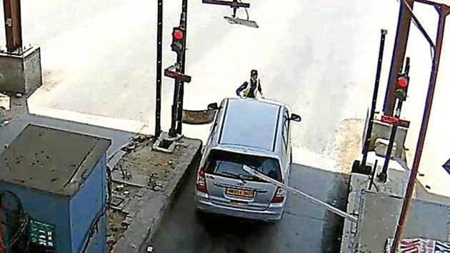 The man, Arun Kumar, was trying to stop the vehicle when they sped away with him for almost six kilometres. (videograb) The man, Arun Kumar, was trying to stop the vehicle when they sped away with him for almost six kilometres. (videograb)