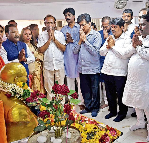 BJP candidate from Mumbai North East Manoj Kotak and the party’s sitting MP Kirit Somaiya pay their respects to Dr Babasaheb Ambedkar at Chaityabhoomi in Dadar on Sunday.(Satyabrata Tripathy/HT Photo)