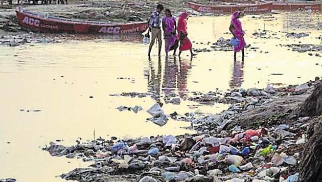 Plastic waste strewn at Sangam in Allahabad.(HT Photo)