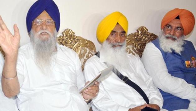 Amritsar, India- 04 April 2019::: (Left To Right ) Shiromani Akali Dal Taksali president Ranjt Singh Brahmpura, general secretary Sewa Singh Sekhwan and SAD Taksali candidate from Khadoor Sahib Former Army Chief General JJ Singh during a press conference in Amritsar on Wednesday. April 03, 2019. The party has since withdrawn the candidature of JJ Singh.(Sameer Sehgal / HT Photo)