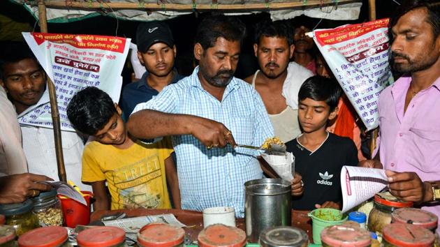 Lal Mani Das serves Bhelpuri to his customers. Das said it also pains him to see politicians fight inside parliament -- the “temple of democracy,” he calls it -- instead of tackling matters of public concern. And he feels sour about the estimated 100 million people working away from their homes who are unable to vote because they have to be physically present in their registered hometown to cast their ballot. (Narinder Nanu / AFP) Lal Mani Das serves Bhelpuri to his customers. Das said it also pains him to see politicians fight inside parliament -- the “temple of democracy,” he calls it -- instead of tackling matters of public concern. And he feels sour about the estimated 100 million people working away from their homes who are unable to vote because they have to be physically present in their registered hometown to cast their ballot. (Narinder Nanu / AFP)