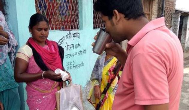 A female health staff member distributing anti-filariasis tablets to villagers at Boryo block in Sahebganj district, Jharkhand, Saturday, April 14, 2019. (HT Photo) A female health staff member distributing anti-filariasis tablets to villagers at Boryo block in Sahebganj district, Jharkhand, Saturday, April 14, 2019. (HT Photo)