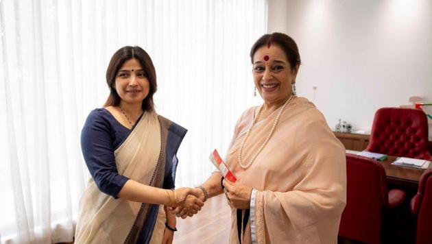 Dimple Yadav, wife of Samajwadi Party chief Akhilesh Yadav, welcomed Ponnam Sinha into the party.(ANI)