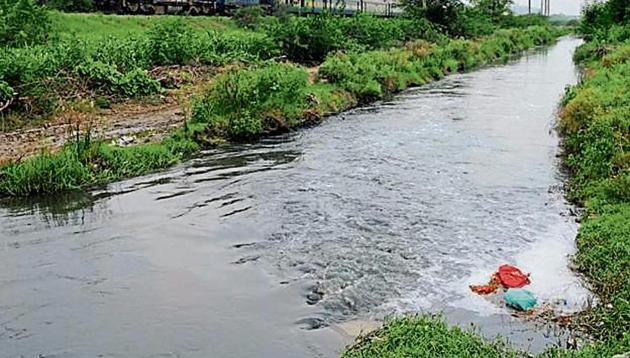 The state government had, in December last year, rolled out a proposal to build a check dam to reclaim the land belonging to the farmers to avoid spillage. (HT Photo) The state government had, in December last year, rolled out a proposal to build a check dam to reclaim the land belonging to the farmers to avoid spillage. (HT Photo)