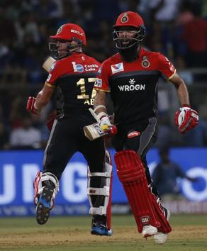 Royal Challengers Bangalore’s AB de Villiers and Moeen Ali strung a partnership of 95 runs. (AP)