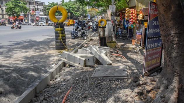 Footpath near Karve road in Kothrud (Sanket Wankhade/HT PHOTO) Footpath near Karve road in Kothrud (Sanket Wankhade/HT PHOTO)