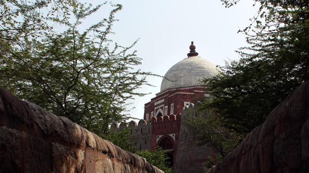 World Heritage Day 2019 special: The Ghiyas ud-Din Tughluq Tomb opposite Tughlakabad Fort(Shivam Saxena/HT)