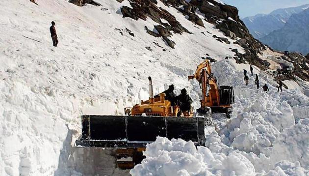 A BRO team clearing snow from a road leading to the Rohtang tunnel on Tuesday, April 16, 2019.(HT Photo)