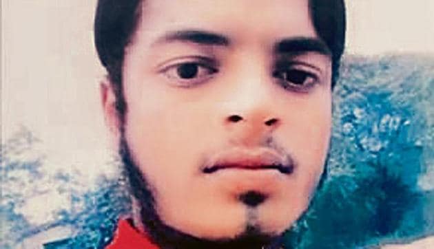 Relatives of Roshan Kumar, the victim, said he was speaking to his fiancée at the door of the passenger train when the snatcher struck. (HT Photo) Relatives of Roshan Kumar, the victim, said he was speaking to his fiancée at the door of the passenger train when the snatcher struck. (HT Photo)