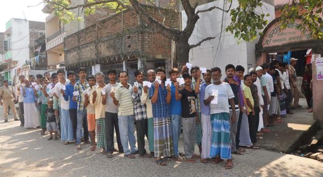 Bihar, India – Voters wait in a long queue to cast votes during the first phase of Bihar Assembly polls, outside a polling booth at Champanagar Tanti Bazar of Nathnagar, in Bihar, India on Monday, October 12, 2015. (HT Photo) *Elections*