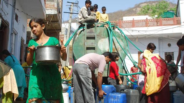People collect water from a tanker in a Jaipur colony. (HT Photo) People collect water from a tanker in a Jaipur colony. (HT Photo)