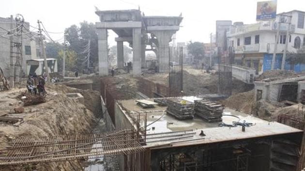 The Public Works Department (PWD) is constructing the railway overbridge (ROB) on the Bajghera railway crossing that will be opened for traffic in September this year. The PWD was to open the overbridge in December 2018. (HT File PHOTO) The Public Works Department (PWD) is constructing the railway overbridge (ROB) on the Bajghera railway crossing that will be opened for traffic in September this year. The PWD was to open the overbridge in December 2018. (HT File PHOTO)