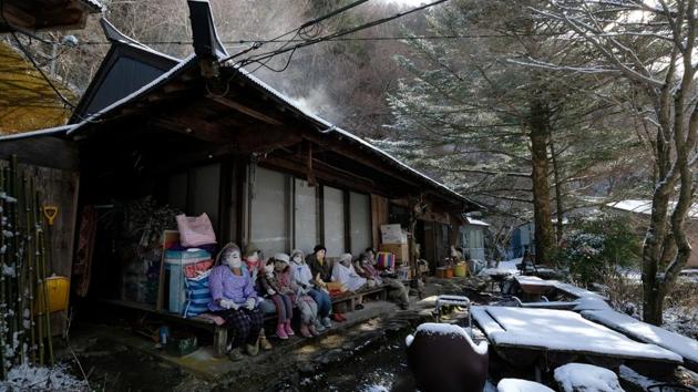 “Now there are no children. The youngest person here is 55 years old.” Down the street, a “family” of scarecrows lounges in front of an abandoned grocery shop while a doll dressed as an old farmer window-shops next door. While never humming with people, Ayano remembers Nagoro as a once well-to-do place with some 300 residents and labourers supported by industry and construction work. (Kazuhiro Nogi / AFP) 