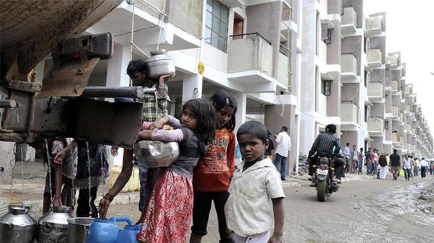 It would be harsh to deny the benefits the poor enjoy from these schemes but their effectiveness is limited. A dole, which is what free or heavily subsidised food is, doesn’t help the poor to earn a decent living, nor does it provide them with dignity(Shankar Mourya/HT photo)