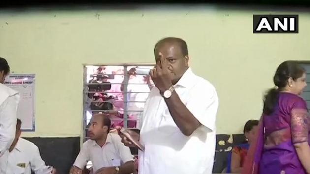 Karnataka chief minister HD Kumaraswamy was among the early voters in Bengaluru who cast their vote in the second phase of Lok Sabha elections on April 18, 2019. (ANI / Twitter) Karnataka chief minister HD Kumaraswamy was among the early voters in Bengaluru who cast their vote in the second phase of Lok Sabha elections on April 18, 2019. (ANI / Twitter)