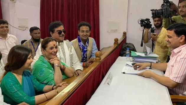 Newly inducted Samajwadi Party member Poonam Sinha on Thursday filed her nomination papers from Lucknow after a massive road show.(HT Photo)