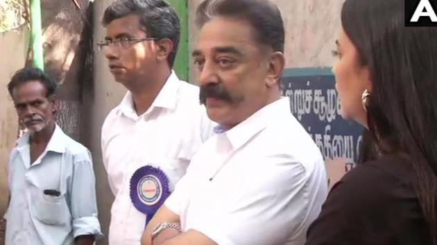 Makkal Needhi Maiam chief Kamal Haasan had to wait for nearly half an hour before he could cast his vote in the second phase of LokS abha elections, April 18, 2019.(ANI /Twitter)