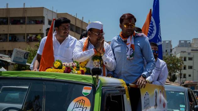 Mohan Joshi (centre), Congress candidate for Pune district campaigns at Balewadi on Wednesday.(Milind Saurkar/HT Photo)