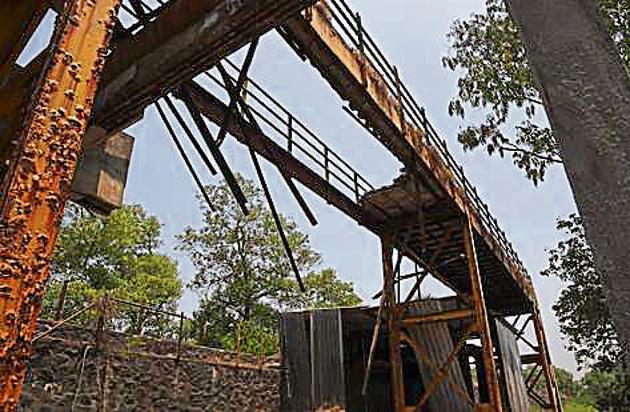 Part of the FOB, which connected mini-seashore area in Sector 10A to Sagar Vihar in Sector 8, collapsed on April 11, injuring two people (HT file) Part of the FOB, which connected mini-seashore area in Sector 10A to Sagar Vihar in Sector 8, collapsed on April 11, injuring two people (HT file)