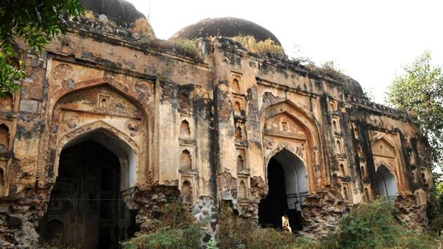 Next to Laburnum Public School, Bhondsi is this imposing centuries old mosque. It can be traced to the Sultanate period of the 14th-15th century. The Bhondsi Mosque also finds a mention in Alexander Cunningham’s travelogue of eastern Rajputana in 1882-83. (Parveen Kumar / HT Photo) Next to Laburnum Public School, Bhondsi is this imposing centuries old mosque. It can be traced to the Sultanate period of the 14th-15th century. The Bhondsi Mosque also finds a mention in Alexander Cunningham’s travelogue of eastern Rajputana in 1882-83. (Parveen Kumar / HT Photo)