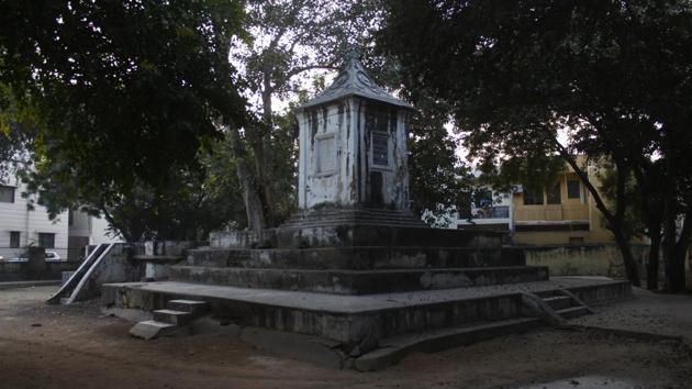 An almost 200-hundred-year-old memorial dedicated to a French soldier, this monument is tangible remains of Begum Samru alias Sombre’s, connection to the city, Samru presided over the Jharsa-badshahpur area until her death in 1836. One end of the pillar has a poignant epitaph, in honour of Jean Etienne, a French soldier who served in Samru’s army for 35 years, until his death. (Yogendra Kumar / HT Photo) An almost 200-hundred-year-old memorial dedicated to a French soldier, this monument is tangible remains of Begum Samru alias Sombre’s, connection to the city, Samru presided over the Jharsa-badshahpur area until her death in 1836. One end of the pillar has a poignant epitaph, in honour of Jean Etienne, a French soldier who served in Samru’s army for 35 years, until his death. (Yogendra Kumar / HT Photo)