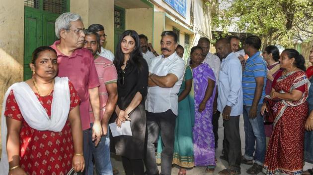 Makkal Needhi Maiam (MNM) Founder-President Kamal Haasan with his daughter and actress Shruti Haasan and other voters wait in a queue to cast vote at a polling station in Chennai. In the early hours of voting, several high-profile politicians and other personalities cast their votes. Apart from Kamal Haasan and his daughter Shruti, the early voters were Tamil superstar Rajinikanth, Congress leaders P Chidambaram in Sivaganga and Sushil Kumar Shinde in Solapur. (R Senthil Kumar / PTI)