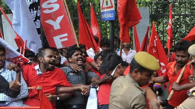 Police arrest activists demonstrating outside IIT-Madras after it derecognised the Ambedkar Periyar Students Circle in May 2015.(India Today Group/Getty Images)