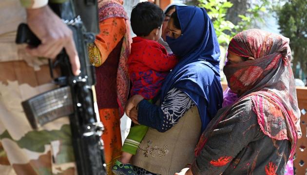 An Indian paramilitary trooper stands guard as Kashmir voters queue to cast their vote at a polling station during a second phase of elections in Srinagar on April 18, 2019. (AFP file photo) An Indian paramilitary trooper stands guard as Kashmir voters queue to cast their vote at a polling station during a second phase of elections in Srinagar on April 18, 2019. (AFP file photo)
