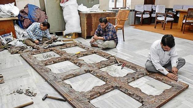 Workers preparing gates of Durgiana Temple with 200-kg silver at the temple complex in Amritsar, Thursday, April 18, 2019. (HT Photo) Workers preparing gates of Durgiana Temple with 200-kg silver at the temple complex in Amritsar, Thursday, April 18, 2019. (HT Photo)