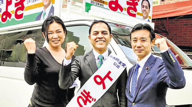 Puneite Yogendra Puranik (centre) with MP Akihiro Hatsushika (right) and a volunteer, campaigning in Edogawa, Tokyo.(HT/PHOTO) Puneite Yogendra Puranik (centre) with MP Akihiro Hatsushika (right) and a volunteer, campaigning in Edogawa, Tokyo.(HT/PHOTO)